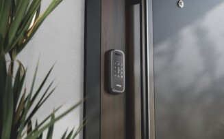 Intelbras lança a sua primeira fechadura de sobrepor do Brasil com leitura da palma da mão