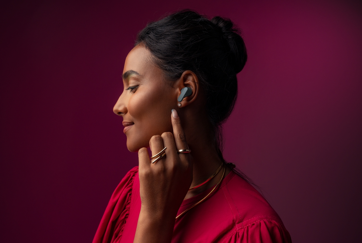 Motorola lança novo fone Moto Buds Bass com graves potentes e som espacial de alta resolução