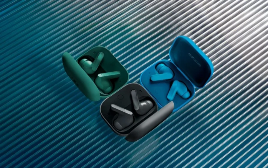 Motorola lança novo fone Moto Buds Bass com graves potentes e som espacial de alta resolução