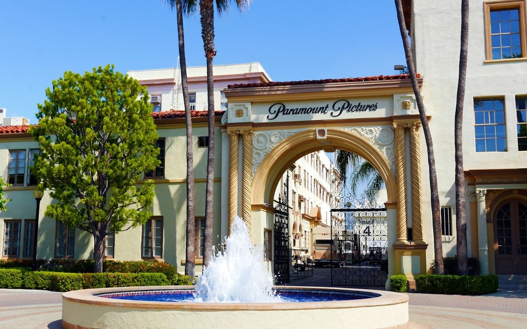 Paramount atravessa negócio da Netflix e oferece US$ 108 bilhões para comprar a Warner