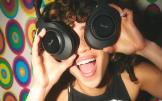 Fender lança seus primeiros fones sem fio com bateria substituível e até 100 horas de autonomia