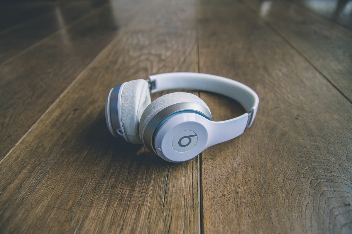 Por que os fones de ouvido têm as letras L e R?